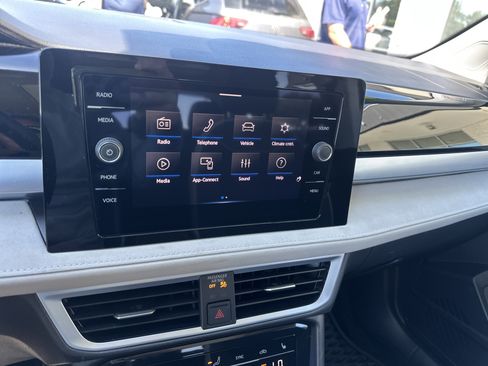 Used 2025 Volkswagen Taos SE w/ Panoramic Sunroof Package FWD image 17