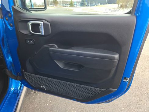 Used 2025 Jeep Wrangler Unlimited Rubicon AWD/4WD image 6