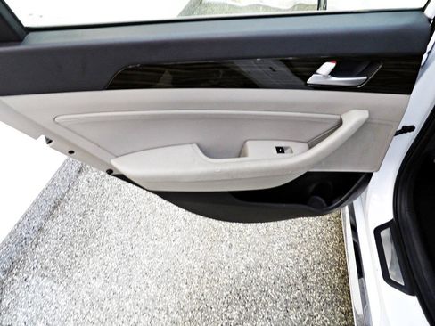 Used 2017 Hyundai Sonata Limited w/ Cargo Package FWD image 9