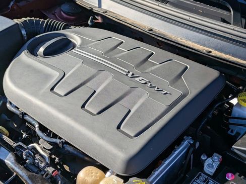 Used 2019 Jeep Cherokee Latitude Plus w/ Comfort/Convenience Group image 38