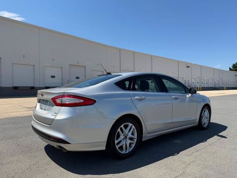 Used 2016 Ford Fusion SE FWD image 4