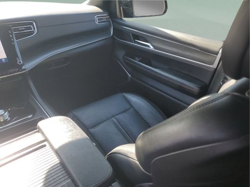 Used 2024 Jeep Wagoneer Series II w/ Flexible Seating Group RWD image 12