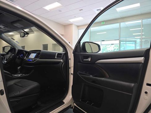 Used 2015 Toyota Highlander XLE AWD/4WD image 29
