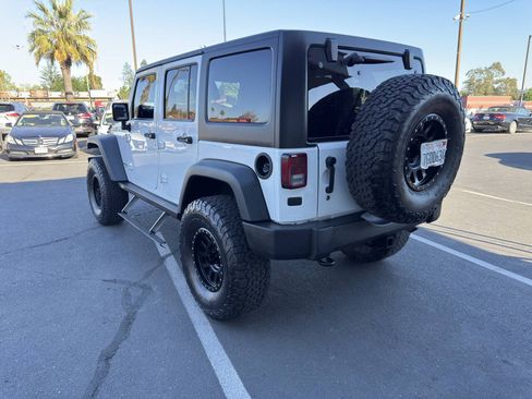 Used 2014 Jeep Wrangler Unlimited Rubicon w/ Connectivity Group AWD/4WD image 5
