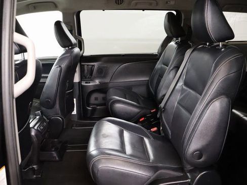 Used 2019 Toyota Sienna SE image 26