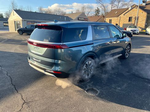 Used 2022 Kia Carnival EX image 5