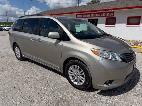Used 2017 Toyota Sienna XLE w/ XLE Navigation Package FWD image 1