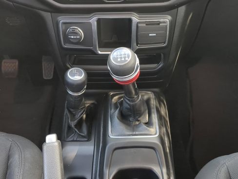 Used 2021 Jeep Gladiator Sport image 16