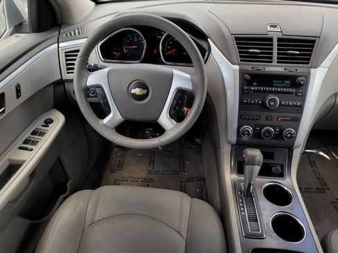 Used 2009 Chevrolet Traverse LT FWD image 12