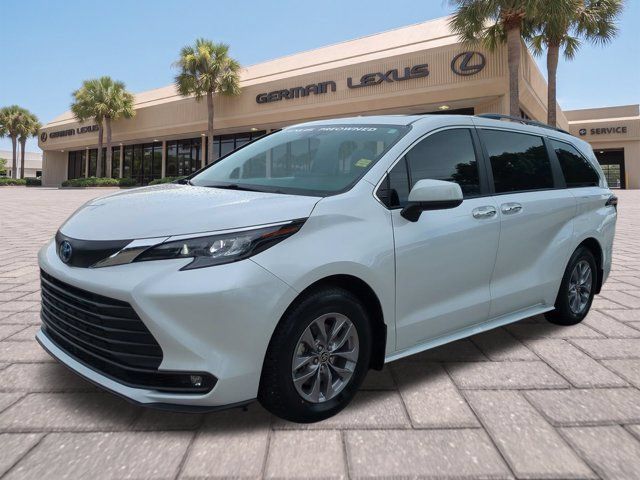 Used 2025 Toyota Sienna XLE w/ XLE Plus Package FWD image 8