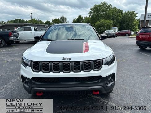 Used 2025 Jeep Compass Trailhawk AWD/4WD image 7