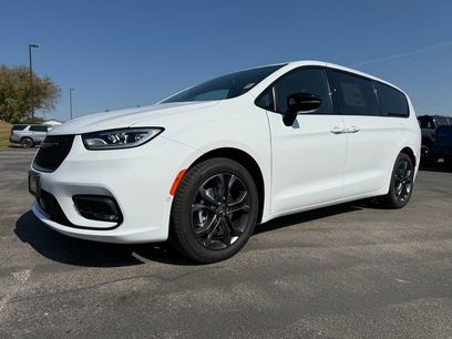 New 2026 Chrysler Pacifica Select