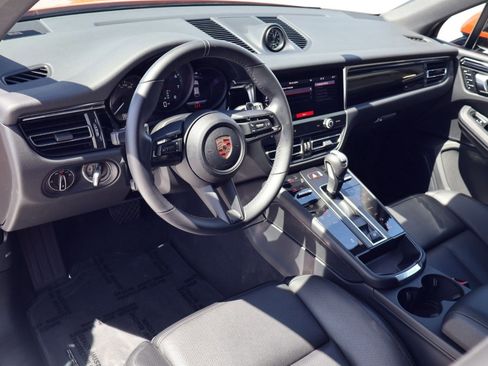 Certified 2025 Porsche Macan image 4