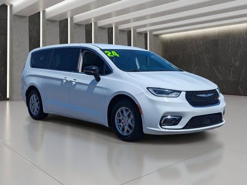 Used 2024 Chrysler Pacifica Touring-L FWD image 8