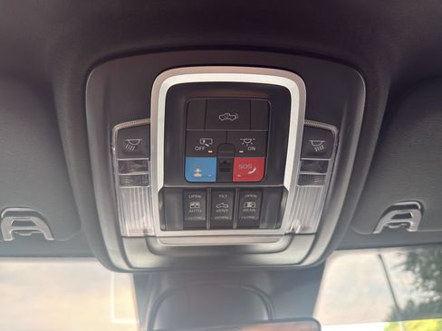 Used 2025 RAM 2500 Laramie AWD/4WD image 26