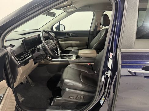 Used 2025 Kia Carnival FWD image 14