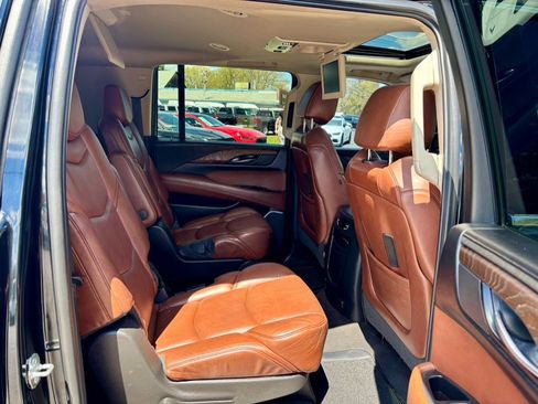 Used 2019 Cadillac Escalade ESV Premium Luxury AWD/4WD image 16