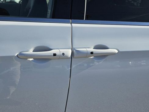 Used 2024 Chrysler Pacifica Select image 26