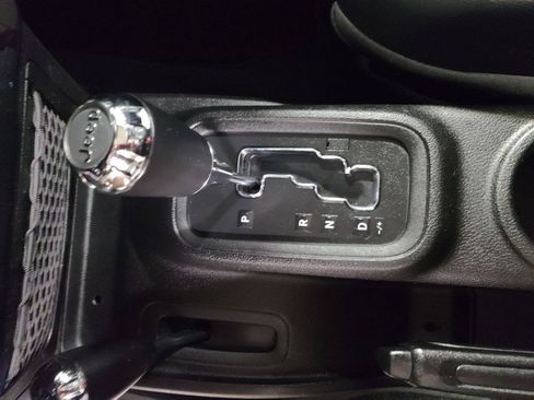 Used 2013 Jeep Wrangler Sahara w/ Dual Top Group AWD/4WD image 21