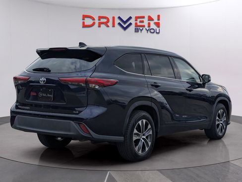 Used 2022 Toyota Highlander XLE image 5