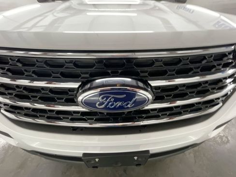 Used 2020 Ford Explorer XLT image 28