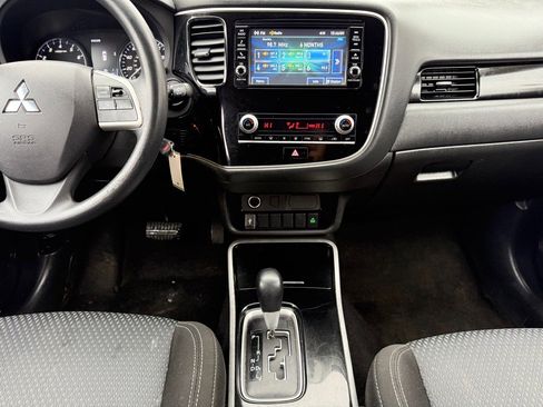 Used 2020 Mitsubishi Outlander SE image 18