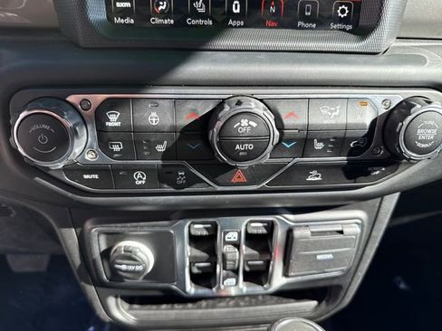 Used 2022 Jeep Wrangler Unlimited Sahara w/ Cold Weather Group AWD/4WD image 21