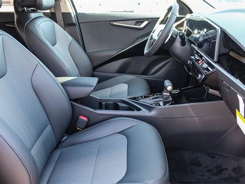 New 2025 Kia Niro EX image 18