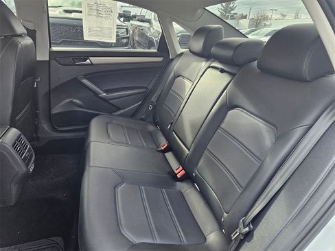 Used 2022 Volkswagen Passat 2.0T SE image 15