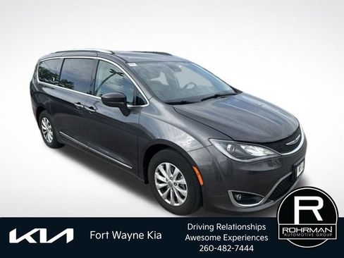 Used 2018 Chrysler Pacifica Touring-L Plus FWD image 9