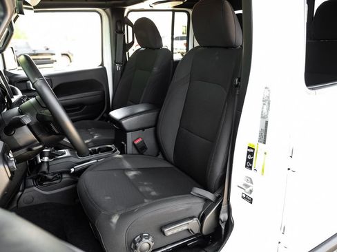 Used 2022 Jeep Gladiator Sport image 8