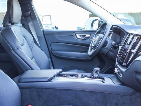 Used 2025 Volvo XC60 B5 Plus image 17