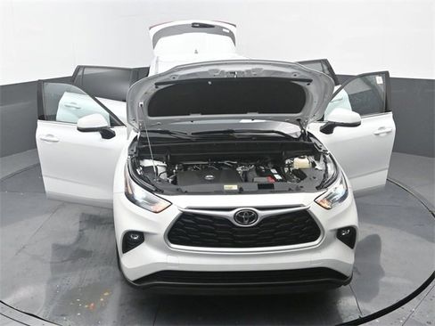 Used 2022 Toyota Highlander LE image 36