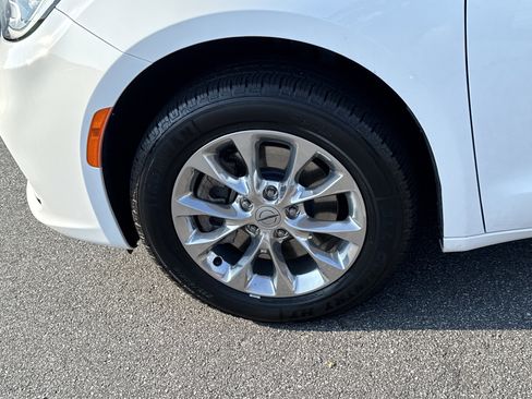 Used 2022 Chrysler Pacifica Touring-L image 14