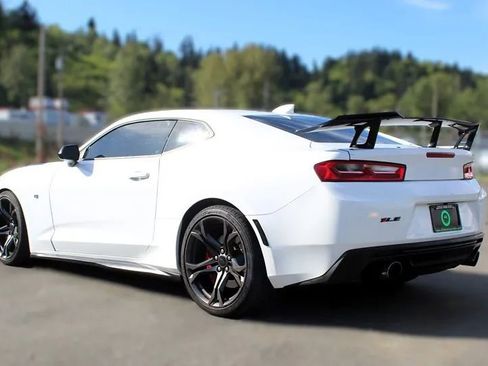 Used 2018 Chevrolet Camaro SS RWD image 6