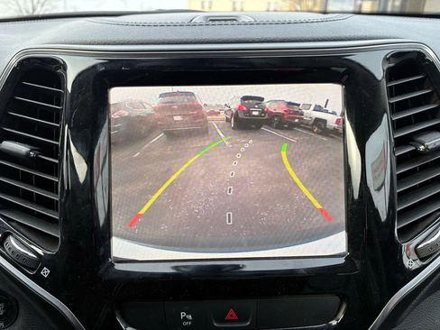 Used 2019 Jeep Cherokee Limited image 21