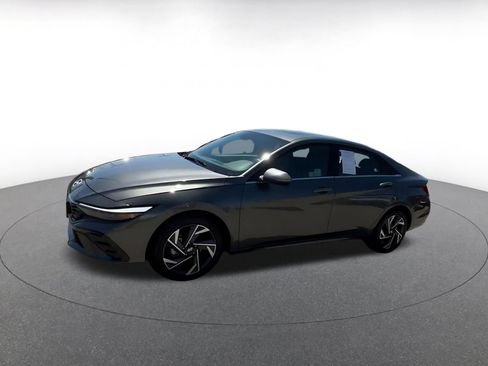 Used 2025 Hyundai Elantra SEL FWD image 6