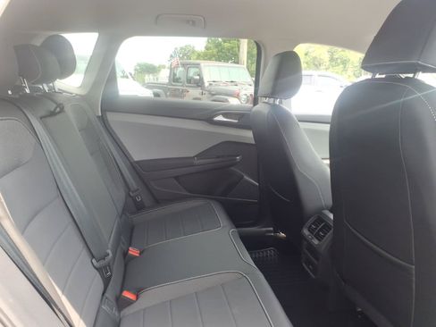 Certified 2023 Volkswagen Taos SE FWD image 10
