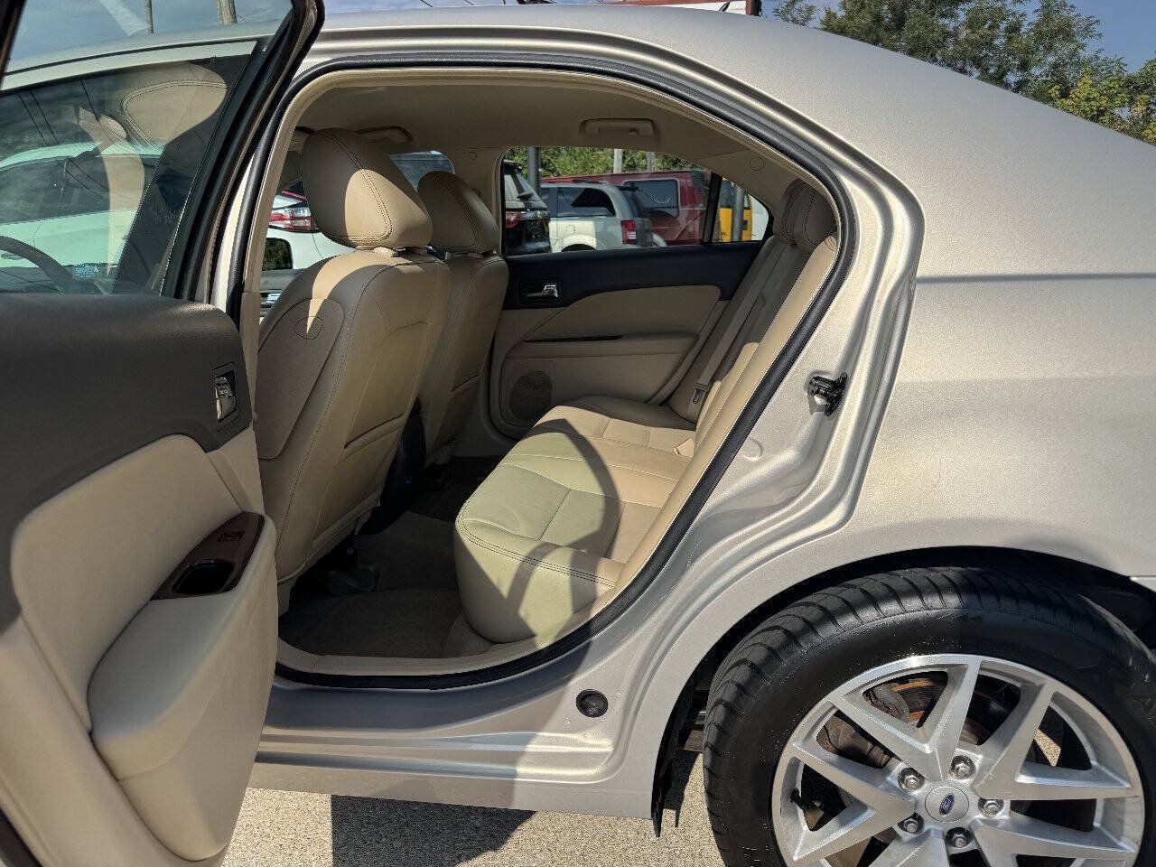 Used 2010 Ford Fusion SEL FWD image 16
