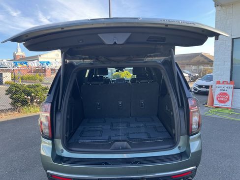 Used 2023 Chevrolet Suburban Premier image 9