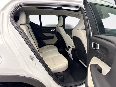 Used 2022 Volvo XC40 T5 Momentum image 18