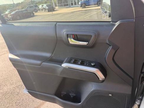 Used 2018 Toyota Tacoma Limited AWD/4WD image 23