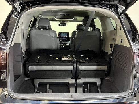 Used 2023 Toyota Sienna Limited image 10