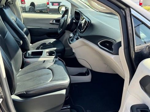 Used 2023 Chrysler Pacifica Touring-L FWD image 11