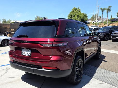 Certified 2025 Jeep Grand Cherokee Altitude AWD/4WD image 5