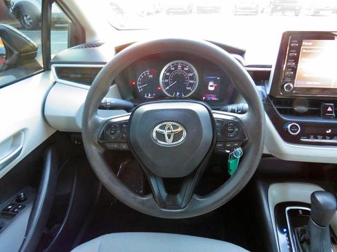 Used 2021 Toyota Corolla LE image 18