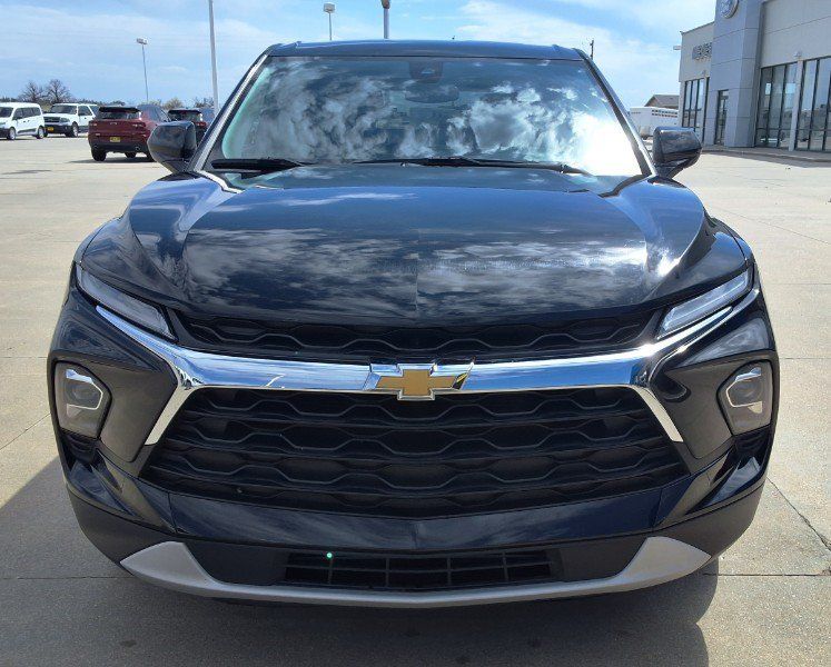Used 2025 Chevrolet Blazer LT AWD/4WD image 3