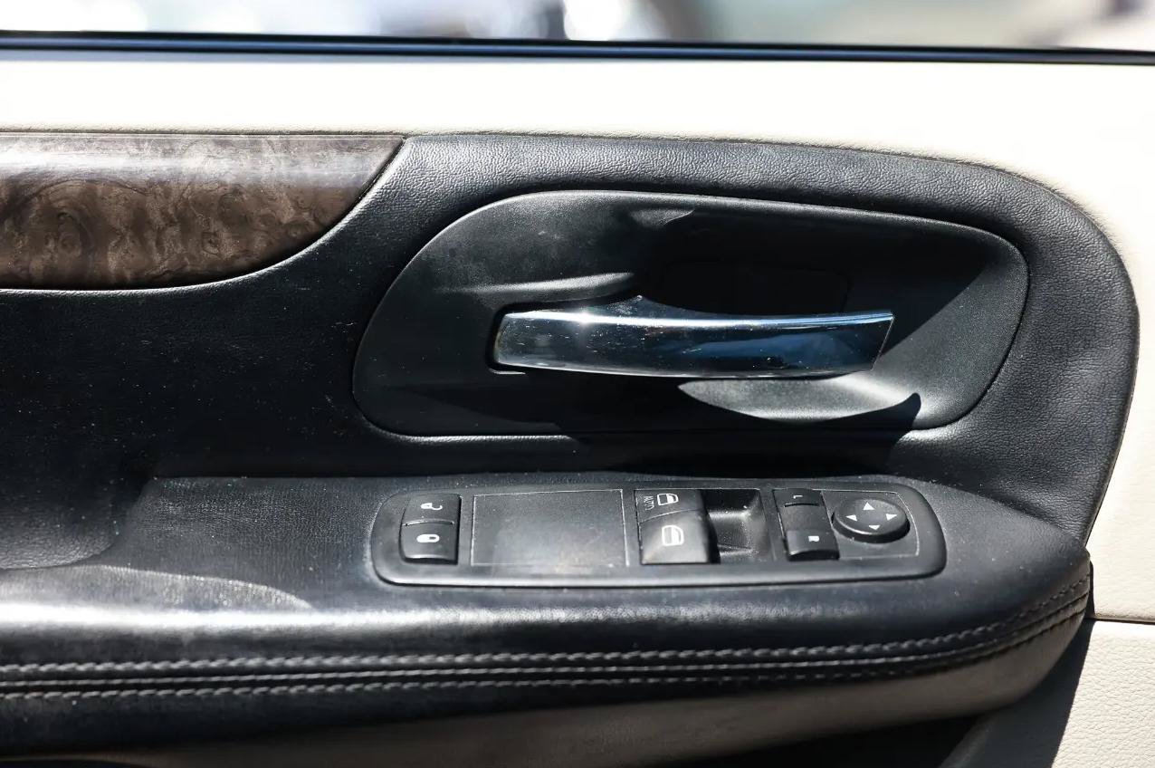 Used 2011 Dodge Grand Caravan Express FWD image 36