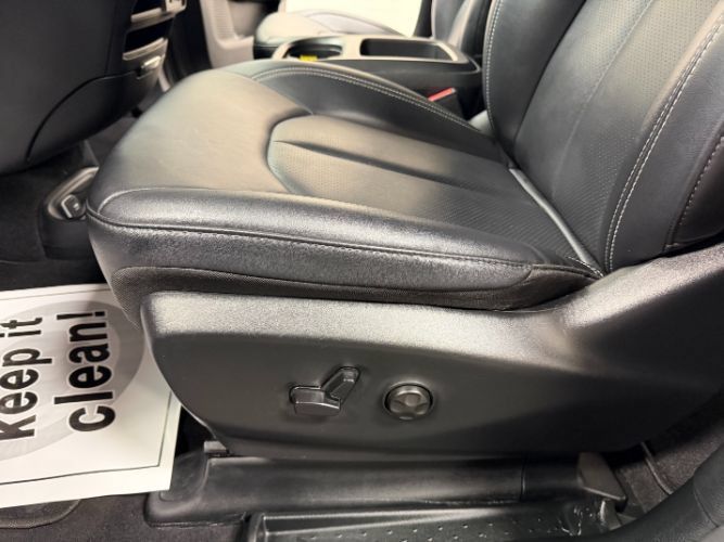 Used 2025 Chrysler Pacifica Select FWD image 10