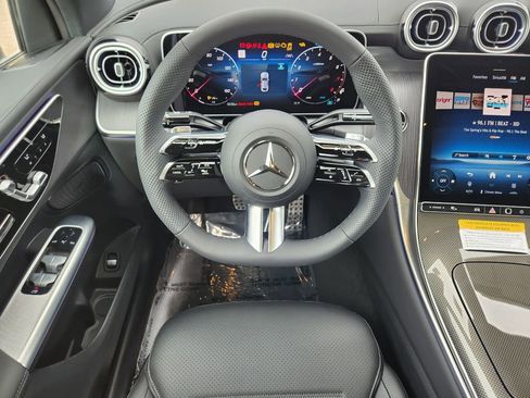 Used 2025 Mercedes-Benz GLC 300 4MATIC image 26